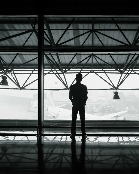 Valdemiro Ferreira, de costas, num saguão de aeroporto